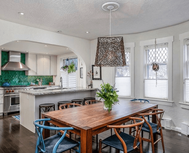 Modern dining room and kitchen with SpacePak outlets placed in the ceiling 